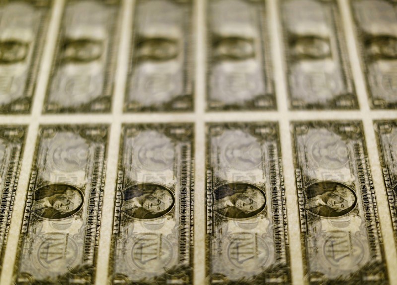 © Reuters. Notas de dólar dos EUA fotografados em Washington, EUA