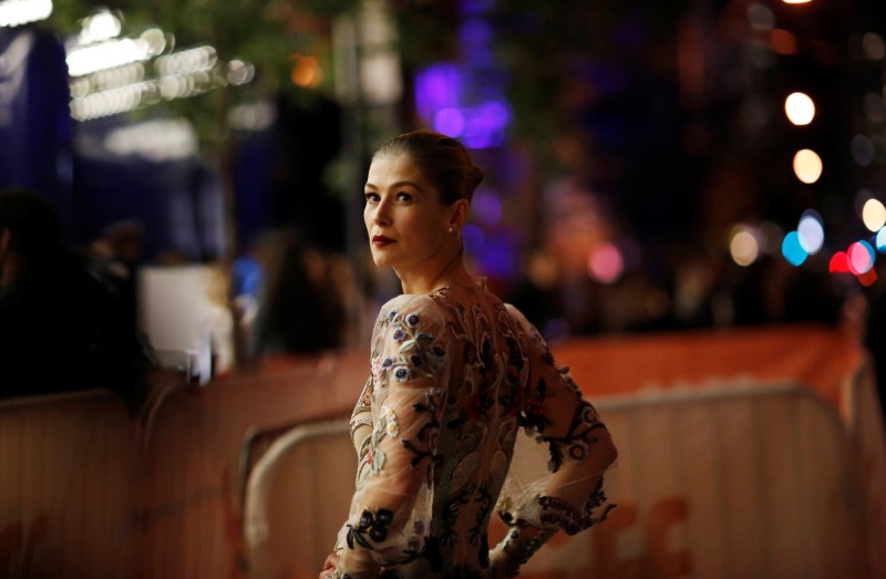 © Reuters. Rosamund Pike, que está em “7 Dias em Entebbe”, posa em Toronto