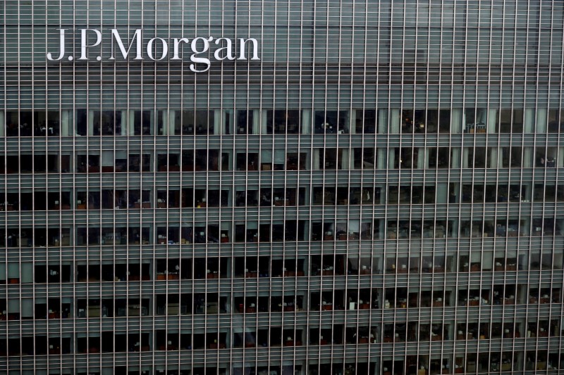 © Reuters. FILE PHOTO: A J.P. Morgan building is seen at Canary Wharf in London