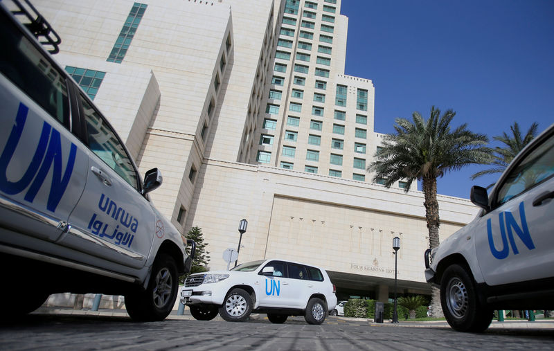 © Reuters. Veículos da ONU com inspetores de armas químicas são vistos em Damasco