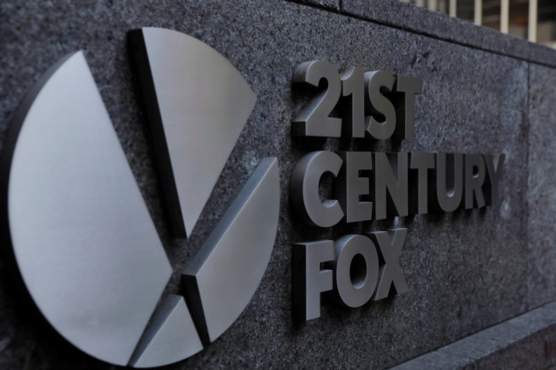 © Reuters. The 21st Century Fox logo is displayed on the side of a building in midtown Manhattan in New York