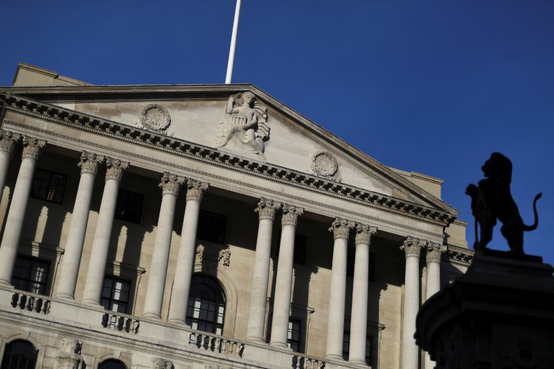 © Reuters. A statue is silhouetted against the Bank of England in the City of London