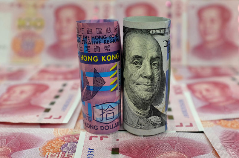 © Reuters. FILE PHOTO: A Hong Kong 10 dollar banknote, a U.S. 100 dollar banknote, and Chinese 100 Yuan banknotes are seen in this picture illustration, in Beijing, China