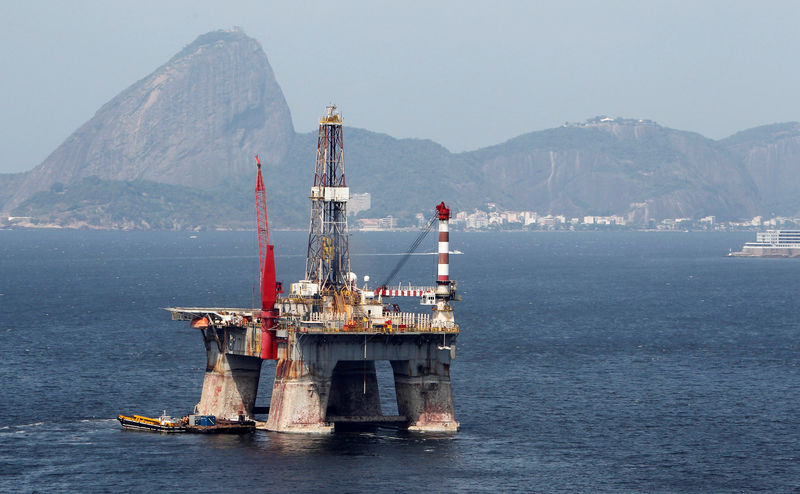 © Reuters. FILE PHOTO: A Petrobras Oil platform is seen at Guabanara bay in Rio de Janeiro