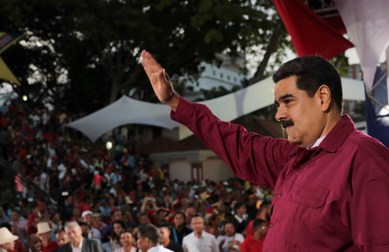 © Reuters. El presidente de Venezuela, Nicolás Maduro, asiste a un evento con seguidores en Caracas