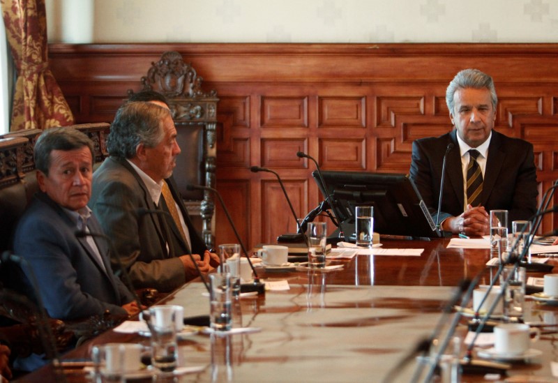 © Reuters. Pablo Beltrán (izquierda), representante de la delegación del Ejército de Liberación Nacional (ELN), y Juan Meriguet (segundo a la izquierda), delegado del Gobierno ecuatoriano, asisten a una reunión con el presidente de Ecuador, Lenín Moreno, en Quito