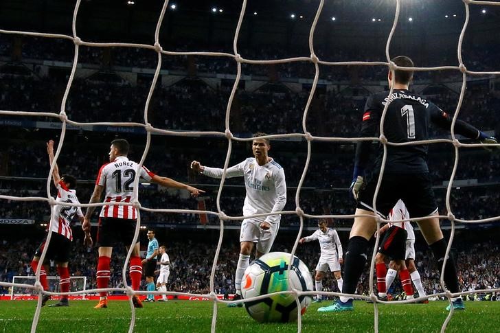 © Reuters. Ronaldo anota el gol de Real Madrid contra Athletic de Bilbao
