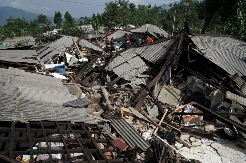 © Reuters. فرار المئات من منازلهم بعد زلزال قوته 4.4 درجة في إندونيسيا