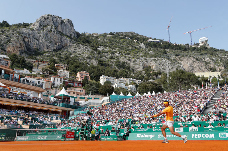 © Reuters. Nadal y Djokovic avanzan a octavos de final en Montecarlo