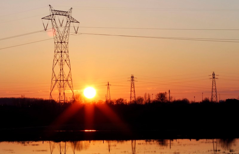 © Reuters. PRODUCTION D'ÉLECTRICITÉ RÉDUITE AVEC LA GRÈVE, ANNONCE RTE