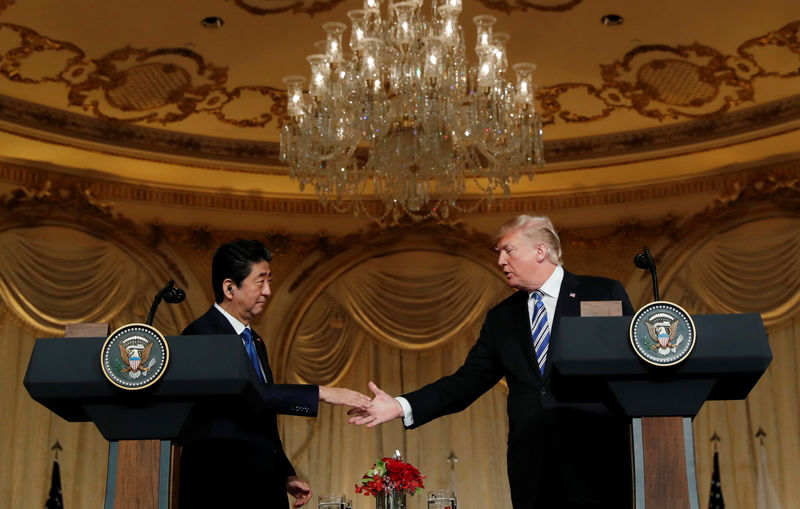 © Reuters. U.S. President Trump hosts a joint press conference with Japan's Prime Minister Abe in Palm Beach