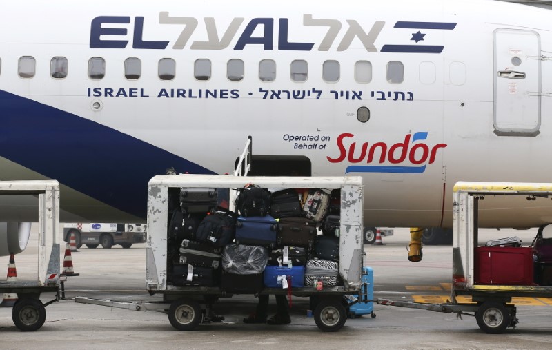 © Reuters. FILE PHOTO: Baggage carts are seen on the tarmac near an El Al Israel Airlines plane at Venice airport