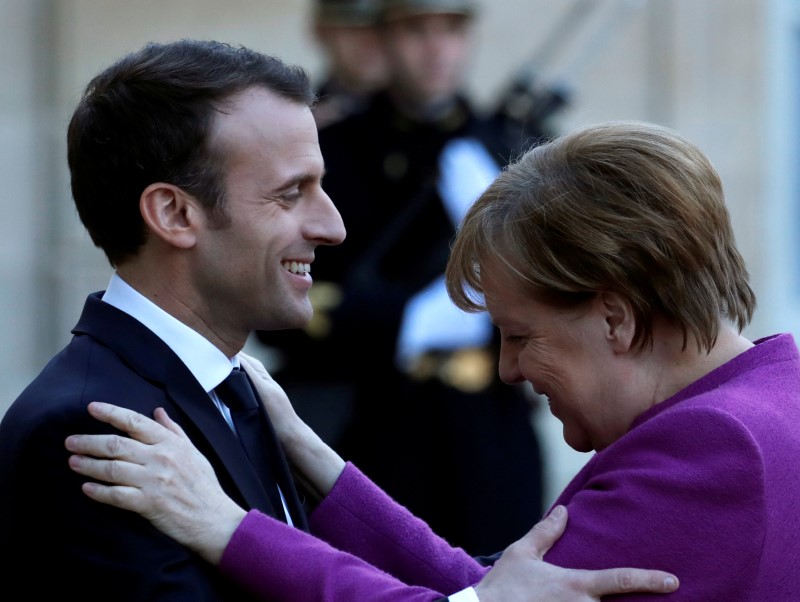 © Reuters. Merkel y Macron se reúnen para trazar una hoja de ruta de la reforma de la eurozona