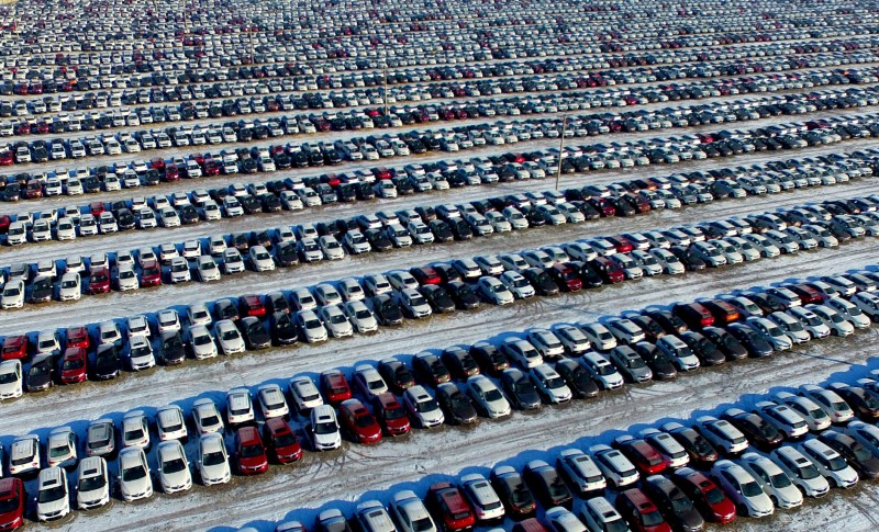 © Reuters. FILE PHOTO - New cars are seen at a parking lot in Shenyang