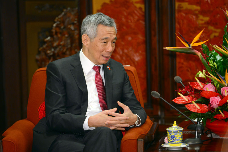 © Reuters. Singapore's Prime Minister Lee Hsien Loong speaks with Chinese Vice President Wang Qishan in Beijing
