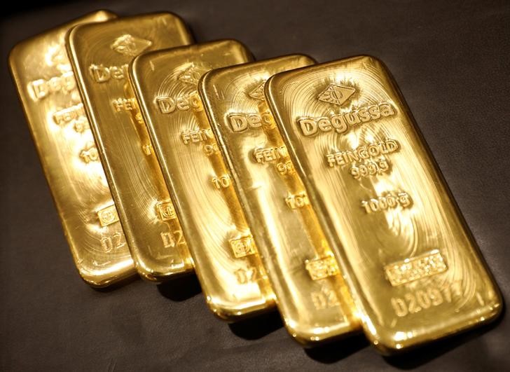 © Reuters. Слитки золота в магазине Degussa в Сингапуре