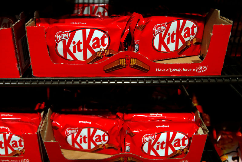 © Reuters. FILE PHOTO: KitKat chocolates are pictured in a shop at Nestle headquarters in Vevey, Switzerland