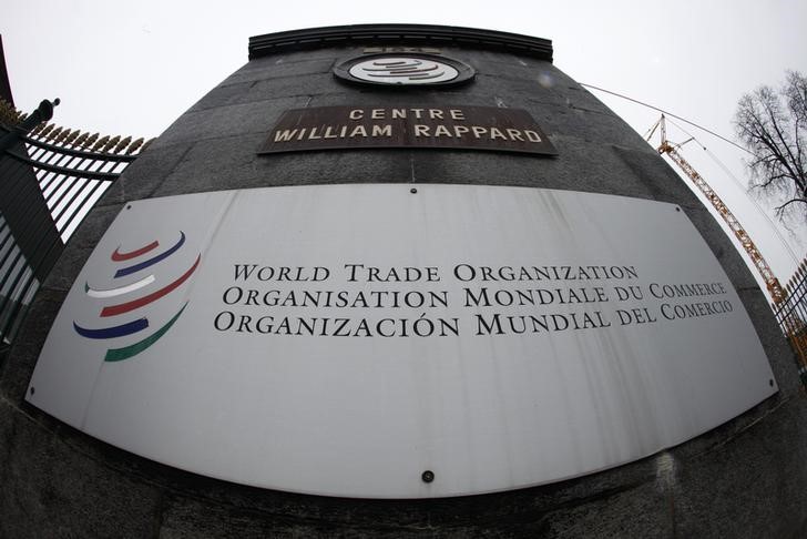 © Reuters. Логотип ВТО у входа в штаб-квартиру организации в Женеве