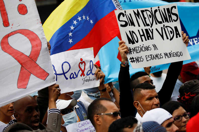 © Reuters. Protesto em frente ao Ministério da Saúde da Venezuela contra a escassez de remédios
