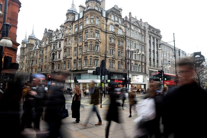 © Reuters. People shop for last-minute purchases before Christmas at Oxford Circus in London