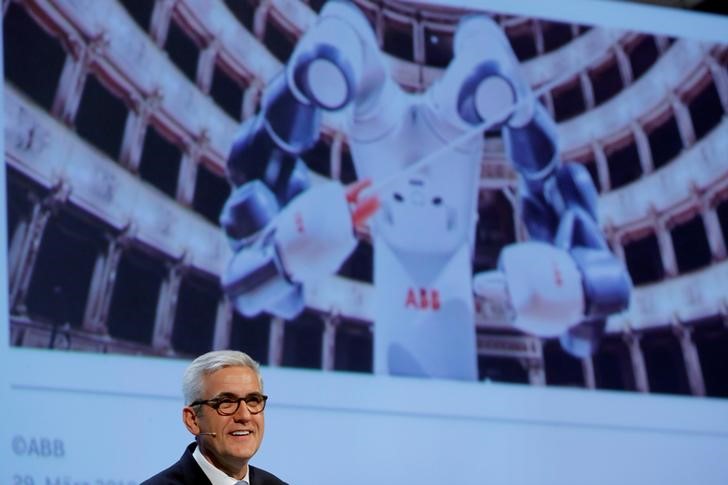© Reuters. FILE PHOTO: CEO Spiesshofer of Swiss power technology and automation group ABB addresses annual shareholder meeting in Zurich