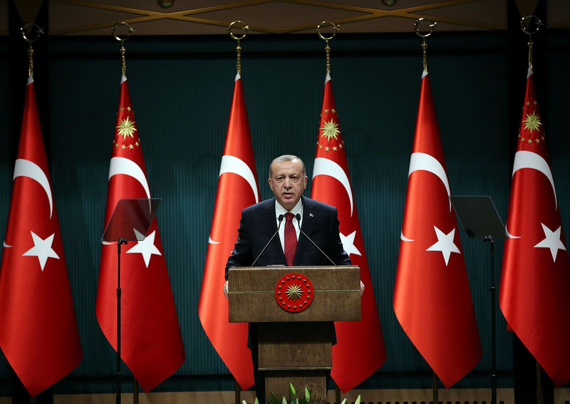 © Reuters. Turkish President Tayyip Erdogan addresses a news conference at the Presidential Palace in Ankara