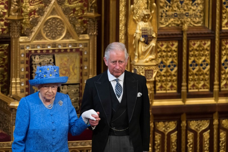 © Reuters. Rainha Elizabeth e príncipe Charles durante cerimônia em Londres, Reino Unido