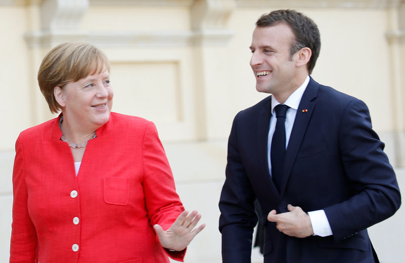 © Reuters. German Chancellor Angela Merkel welcomes French President Emmanuel Macron in Berlin