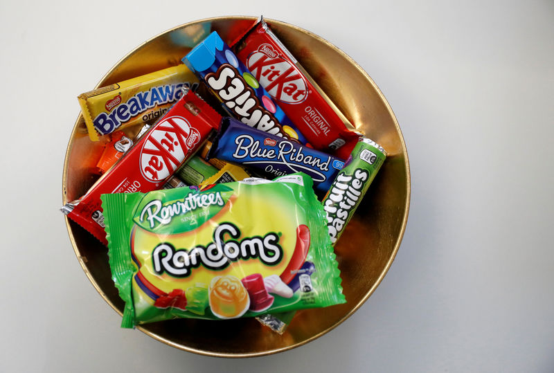 © Reuters. FILE PHOTO: Nestle confectionary products are seen in a bowl at the company's Product Technology Centre in York