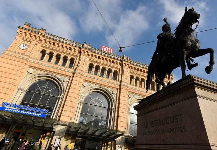 © Reuters. Passengers arrive at the main station in Hanover