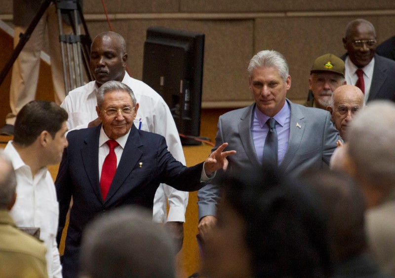 © Reuters. Raúl Castro e Miguel Díaz-Canel durante sessão da Assembleia Nacional cubana, em Havana
