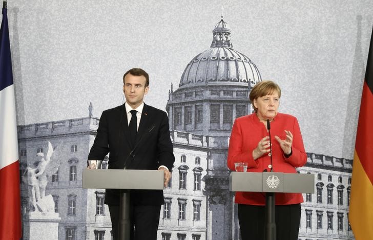 © Reuters. Vertice Berlino con Macron, Merkel: per riforme Ue necessari compromessi