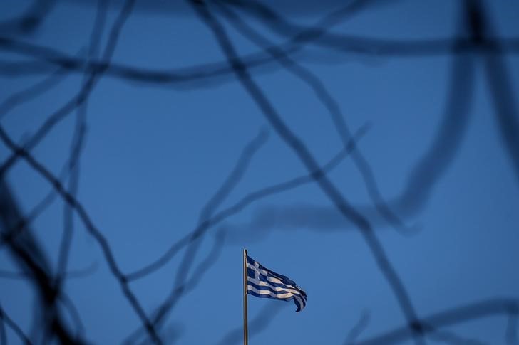 © Reuters. A Greek national flag flutters on the roof of a building in Athens