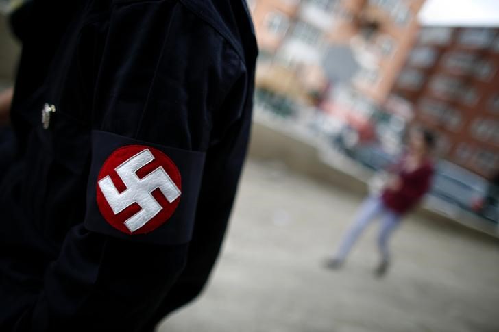 © Reuters. Suástica nazista é vista em uniforme de membro de grupo neonazista na Mongólia