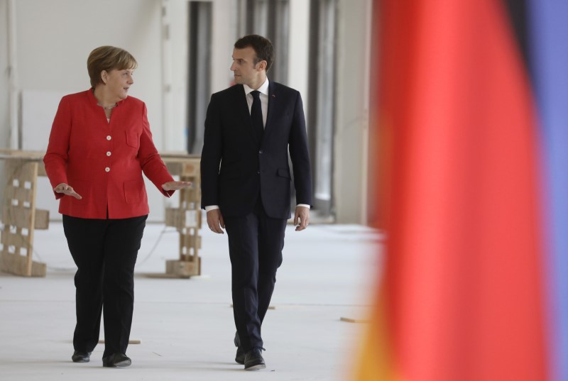 © Reuters. Chanceler alemã, Angela Merkel, e presidente francês, Emmanuel Macron, em Berlim