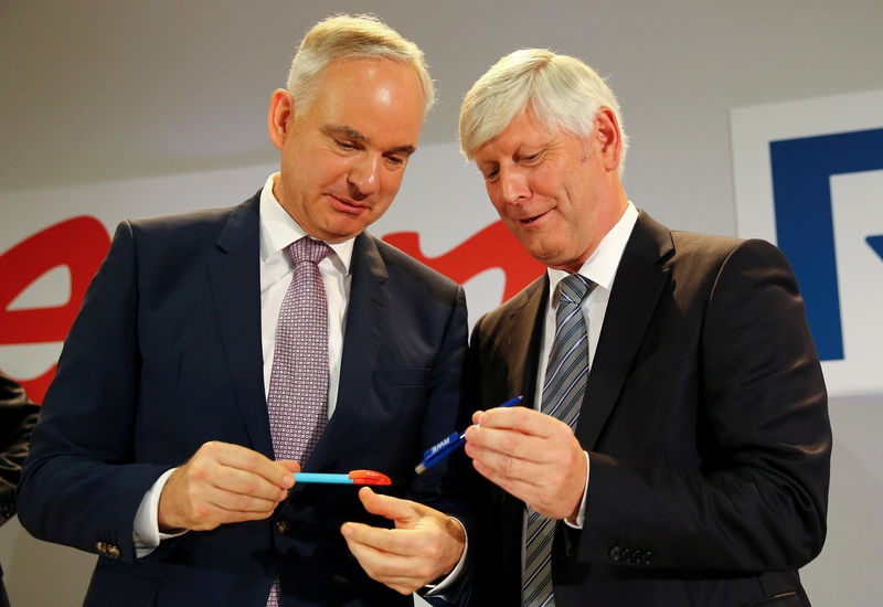 © Reuters. FILE PHOTO: RWE and E.On CEOs Schmitz and Teyssen exchange pens following a news conference in Essen after unveiling plans for an asset swap between the two German utilities
