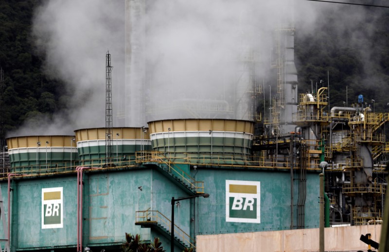 © Reuters. Tanques da estatal Petrobras em refinaria