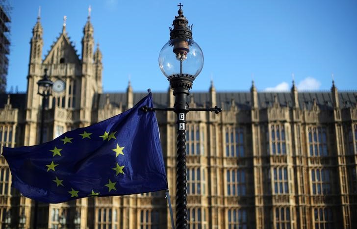 © Reuters. FILE PHOTO - A European Union flag flies from a lamp post opposite the Houses of Parliament in London