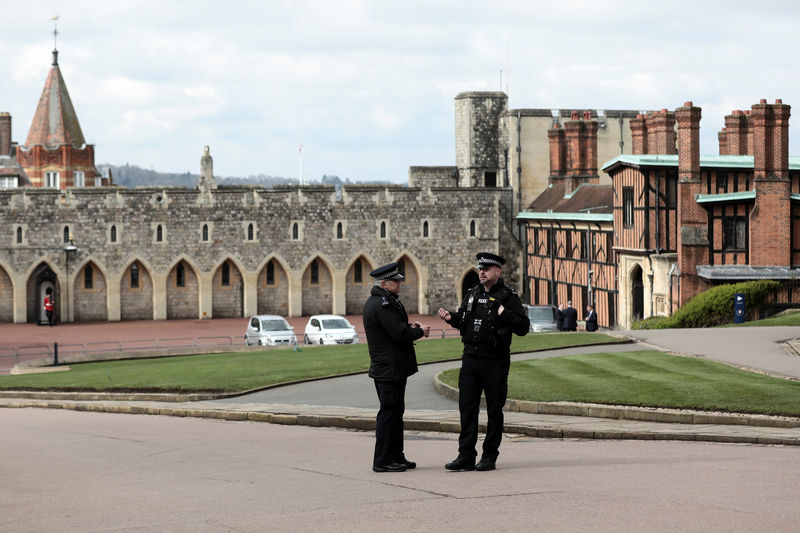 © Reuters. Policiais no Castelo de Windsor