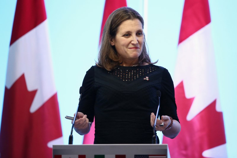 © Reuters. Canadian Foreign Minister Freeland gestures during a joint news conference on the closing of the seventh round of NAFTA talks in Mexico City