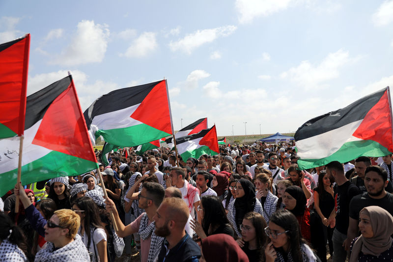 © Reuters. عرب إسرائيل يحيون ذكرى "النكبة" وإسرائيليون يحتفلون بيوم "الاستقلال"