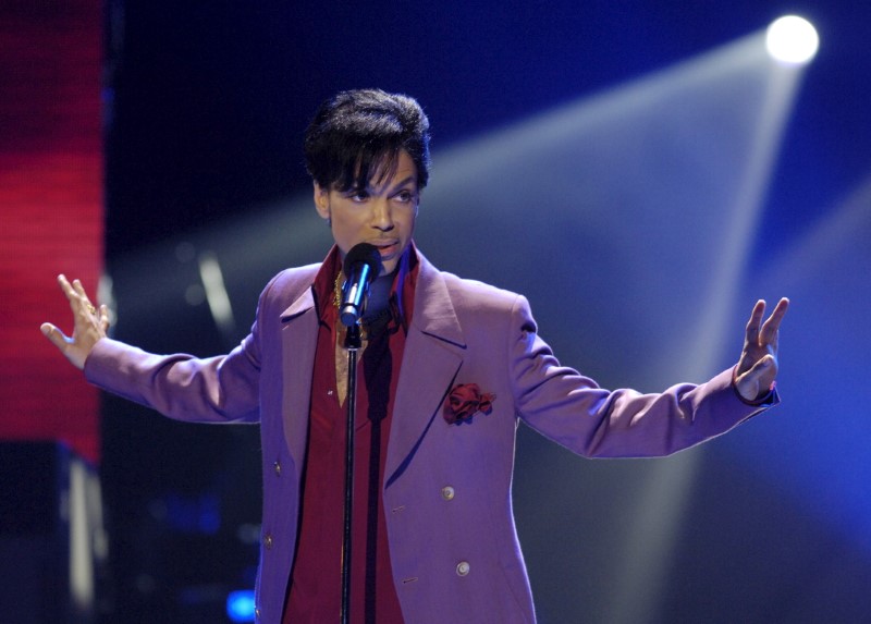 © Reuters. Prince se apresenta na final do programa "American Idol" em Hollywood