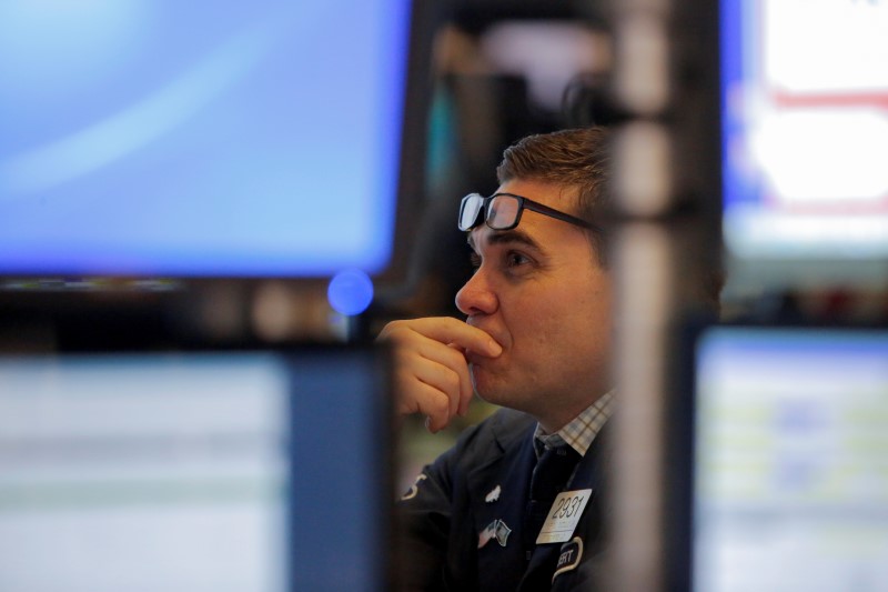 © Reuters. Operador trabalha na New York Stock Exchange (NYSE) em Manhattan, Nova York, EUA