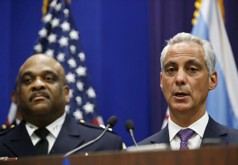 © Reuters. FILE PHOTO: Chicago Mayor Rahm Emanuel announces the Interim Superintendent of the Chicago Police Department