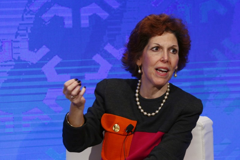 © Reuters. FILE PHOTO - Cleveland Fed President Loretta Mester takes part in a panel convened to speak about the health of the U.S. economy in New York