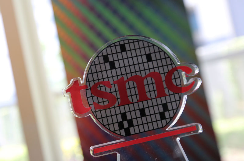 © Reuters. FILE PHOTO: A logo of Taiwan Semiconductor Manufacturing Co (TSMC) is seen at its headquarters in Hsinchu