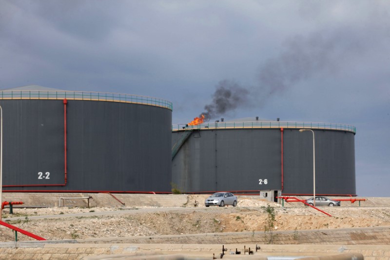 © Reuters. FILE PHOTO: A view shows crude oil storage tanks at an oil refinery in Zawia