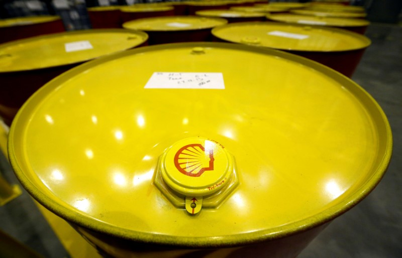 © Reuters. FILE PHOTO: Filled oil drums are seen at Royal Dutch Shell Plc's lubricants blending plant in the town of Torzhok