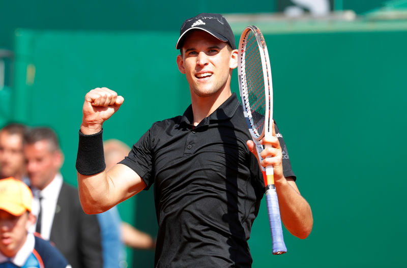 © Reuters. Thiem supera a Djokovic en Montecarlo y se encontrará en cuartos de final con Nadal