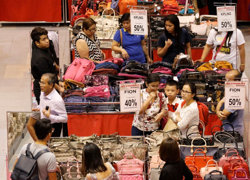 © Reuters. People shop for bags in Singapore